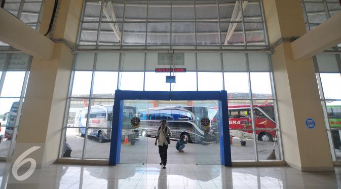 Seorang penumpang memasuki gedung terminal terpadu Pulo Gebang, Jakarta, Selasa (27/12). Terminal ini disebut-sebut sebagai yang terbesar se-Asia Tenggara, dan dijadikan basis utama bus-bus Antar Kota Antar Provinsi (AKAP). (Liputan6.com/Angga Yuniar)