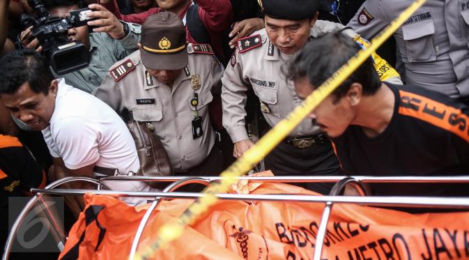 Sebanyak enam orang ditemukan tewas di sebuah rumah di Jalan Pulomas Utara No 7A, Pulogadung, Jakarta Timur, Selas (27/12). Diduga mereka satu keluarga yang menjadi korban perampokan dan pembunuhan. (Liputan6.com/Faizal Fanani)