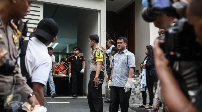 Petugas membawa keluar jenazah pembunuhan di Pulogadung, Jakarta, Selasa (27/12). Sebanyak 11 orang menjadi korban, enam di antaranya meninggal dunia. (Liputan6.com/Faizal Fanani)
