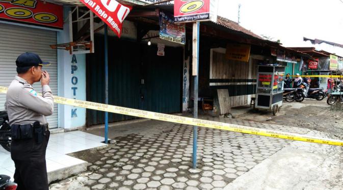 Lokasi penemuan bungkusan berisi bahan peledak di bawah gerobak batagor depan apotek di Jalan Pahlawan, Magelang, Jateng. (Liputan6.com/Felek Wahyu)