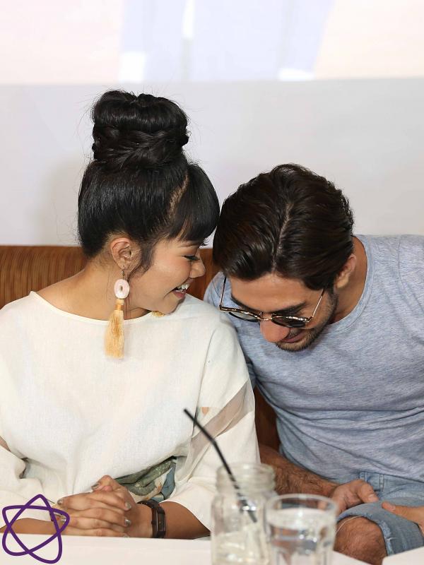 Penyanyi dan pencipta lagu Yura Yunita menggandeng aktor sekelas Reza Rahadian dalam penggarapan single video klip Intuisi. Keduanya juga saling curhat dengan pasangannya. (Nurwahyunan/Bintang.com)