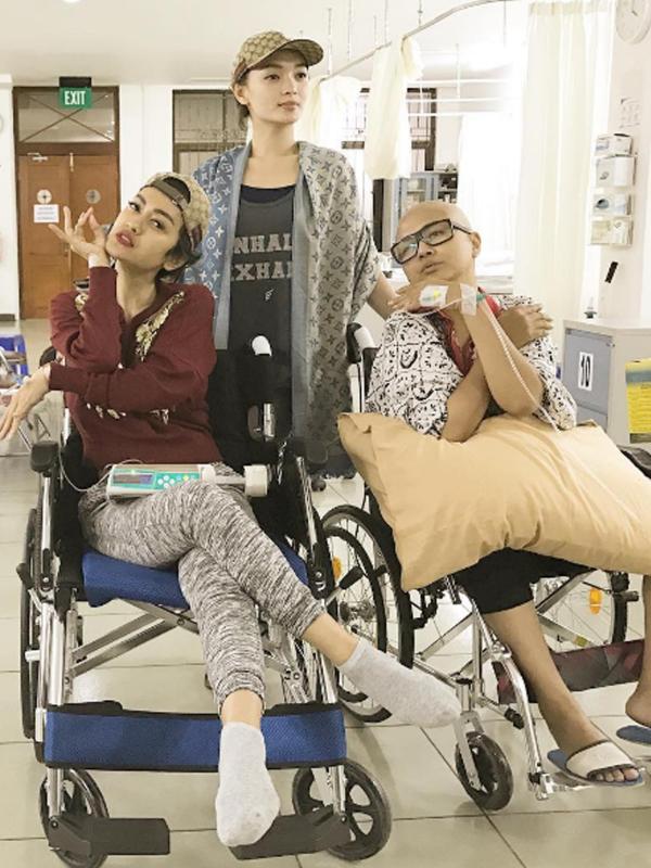 Zaskia Gotik menjenguk dua sahabatnya yang tengah menjalani perawatan, Julia Perez dan Ria Irawan. (Instagaram)