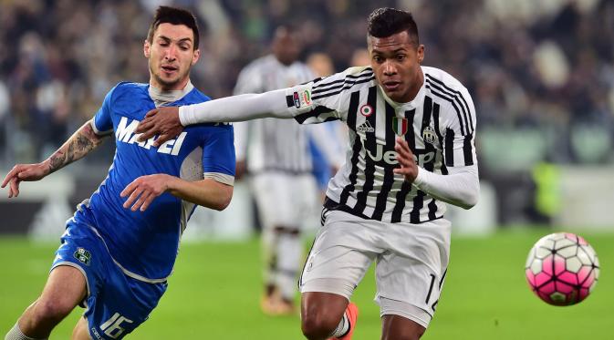 Alex Sandro saat beraksi dengan seragam Juventus di Serie A. (AFP/Giuseppe Cacace)