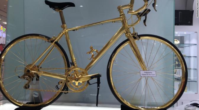 Selain menjual iPhone 7 Trump, Goldgenie juga menjual sepeda emas seharga Rp 4,7 miliar (Sumber: CNN)