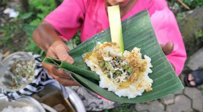 Nasi Tepeng, makanan khas Bali. (horisonseminyak/Instagram)