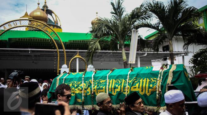 Warga dan kerabat menggotong keranda jenazah korban pembunuhan sadis Pulomas usai disalatkan di Masjid At Taubah, Pulomas, Kayuputih, Jakarta, Rabu (28/12). Tiga jenazah akan dibawa menuju TPU Tanah Kusir untuk dimakamkan. (Liputan6.com/Faizal Fanani)