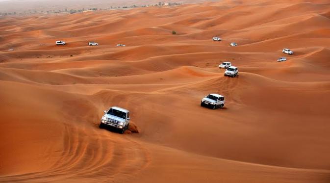 Saat safari gurun Anda akan diajak off road mengelilingi gurun pasir dubai yang epik. Foto; Rochmanuddin/ Liputan6.com.