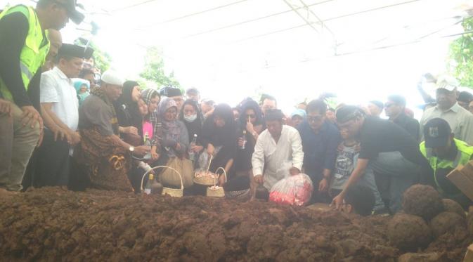 Proses pemakaman Dodi Triyono dan dua anaknya korban pembunuhan sadis Pulomas di TPU Tanah Kusir, Jakarta Selatan.