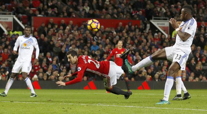 Gol cantik pemain Manchester United, Henrikh Mkhitaryan mengantar timnya unggul 3-1 atas Sunderland pada laga Boxing Day di Old Trafford, (26/12/2016).  (Reuters/Phil Noble) 