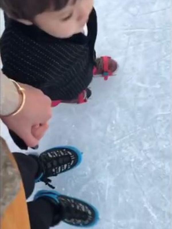 Jessica Iskandar ajarkan El Barack Alexander ice skating (Instagram/@inijedar)
