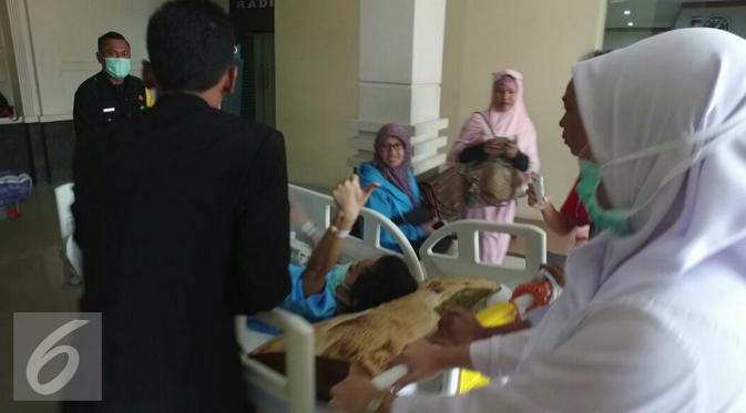 Julia Perez menyapa awak media usai menjalani pemeriksaan MRI di RSCM, Jakarta, Rabu (28/12). Sebelumnya, Julia Perez diketahui telah di vonis dokter, bahwa ia tengah terkena kanker serviks stadium 4. (/Herman Zakharia)