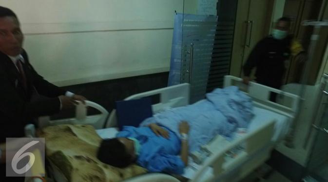 Aktris Julia Perez terbaring dibawa petugas rumah sakit usai menjalani pemeriksaan MRI di RSCM, Jakarta, Rabu (28/12). Julia Perez masuk rumah sakit sejak pekan lalu. Sebelumnya, ia sempat merasakan sakit di bagian kakinya. (Liputan6.com/Herman Zakharia)