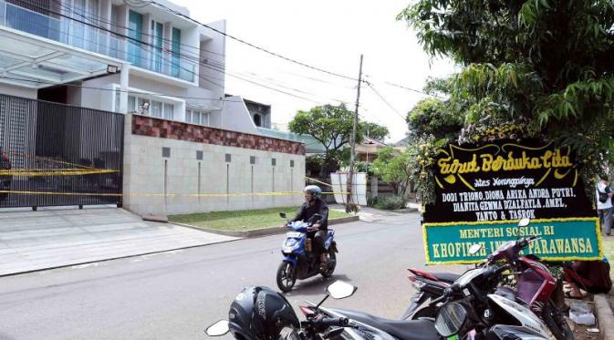 Rumah korban perampokan Pulomas masih diselidiki polisi. (Deki Prayoga/Bintang.com)