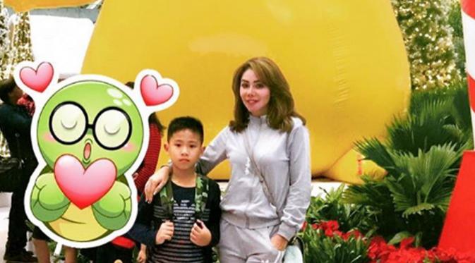 Femmy Permatasari berlibur bersama ketiga anaknya di Singapura. (Instagram)
