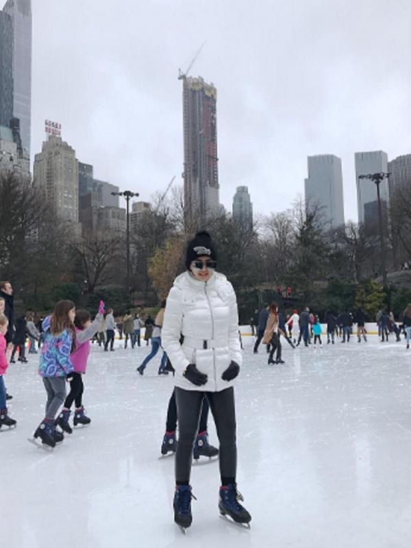 Syahrini bermain ice skating di New York, Amerika Serikat. (Instagram/princessyahrini)