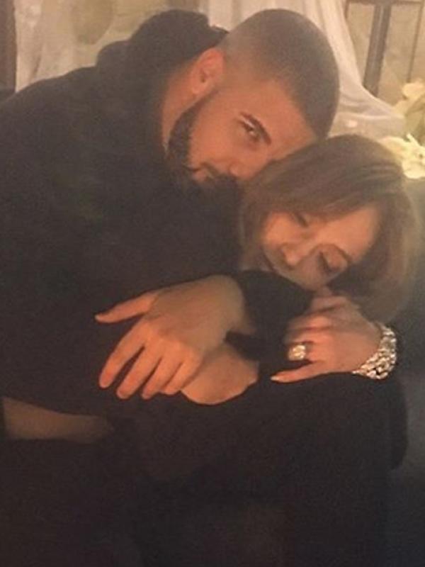 Jennifer Lopez dan Drake menjadi bahan pembicaran karena unggahan foto mesra di Instagramnya. Ramai dibicarakan, keduanya melanjutkannya dengan mengunggah foto bersama kembali. (Instagram/jlo)