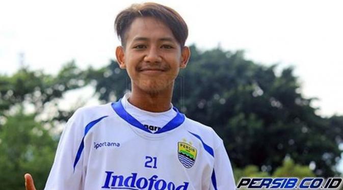 Striker Persib Bandung U-17 Beckham Putra Nugraha tetap menjalani latihan ringan meski tengah menjalani liburan untuk menjaga performanya. (persib.co.id)