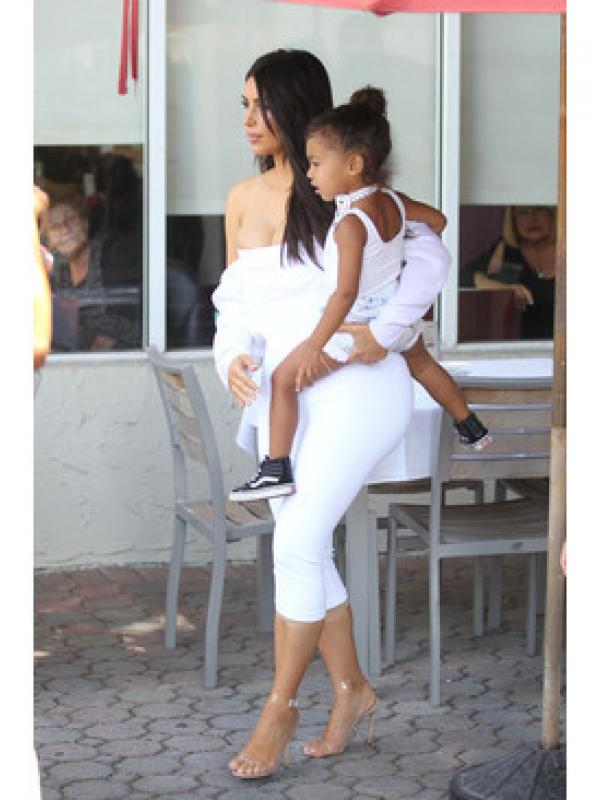 Layaknya orang dewasa, putri dari Kim Kardashian ini mengoleksi ragam sneakers yang menggemaskan.