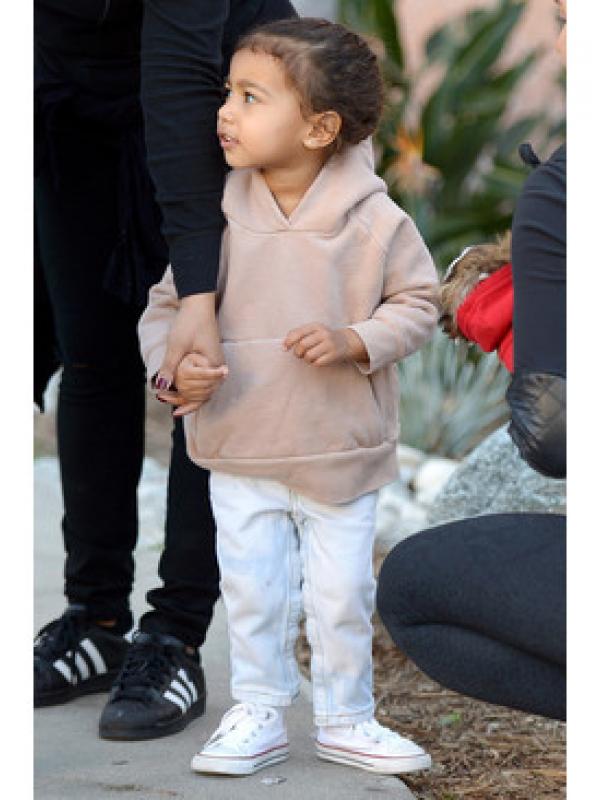 Layaknya orang dewasa, putri dari Kim Kardashian ini mengoleksi ragam sneakers yang menggemaskan. (Foto:footwearnews.co)