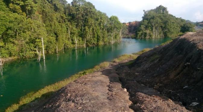 Danau Biru Loa Bakung, Samarinda, Kalimantan Timur. (vibizmedia.com)