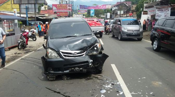 Kecelakaan membuat arus lalu lintas di jalur Puncak tersendat. (Liputan6.com/Achmad Sudarno)