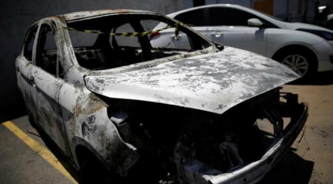 Mobil terbakar berisi jasad Dubes Yunani yang ditemukan di Belford Roxo Brasil pada 30 Desember 2016. (Sumber Reuters/Ricardo Moraes)
