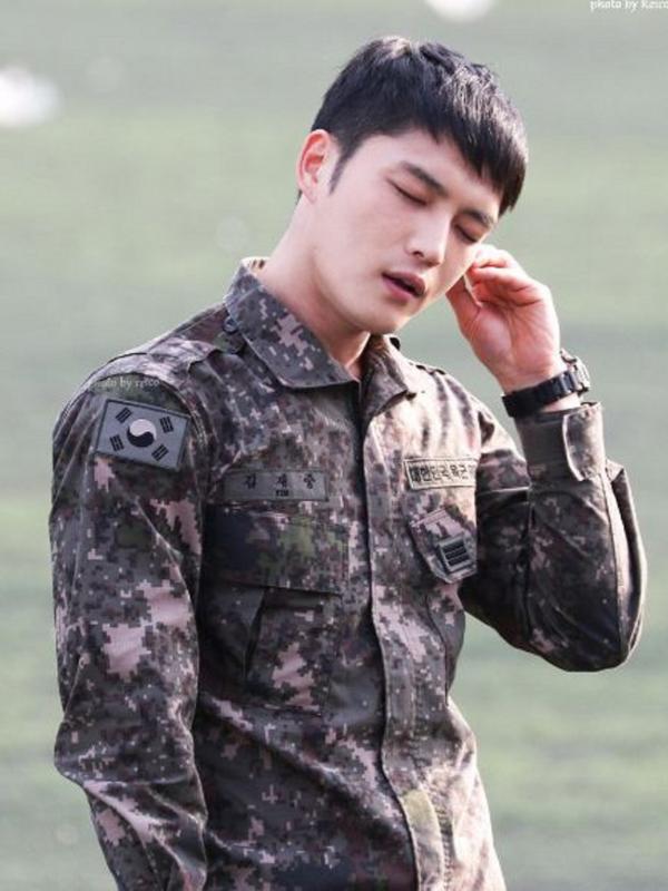 Pulang dari wajib militer, Kim Jaejong mengaku tak lagi familiar dengan alat-alat makeup. (Foto: Reico/Pinterest)