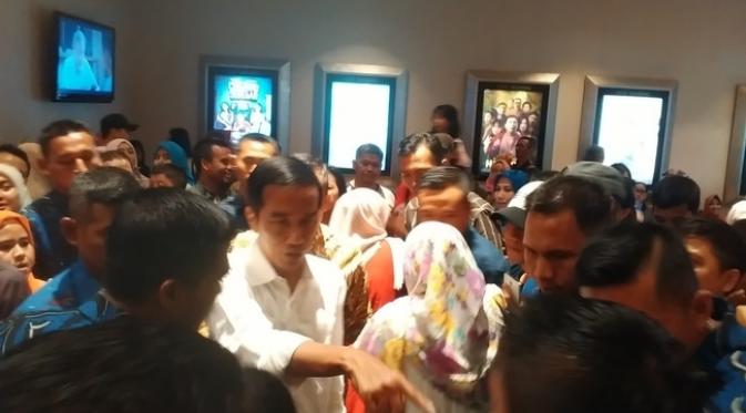 Presiden Republik Indonesia, Joko Widodo memilih menghabiskan akhir tahin 2016 dengan menonton bioskop Bersama keluarga.