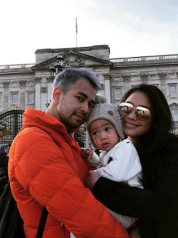 Raffi Ahmad dan Nagita Slavina liburan ke London, Inggris. (Instagram/raffinagita1717)