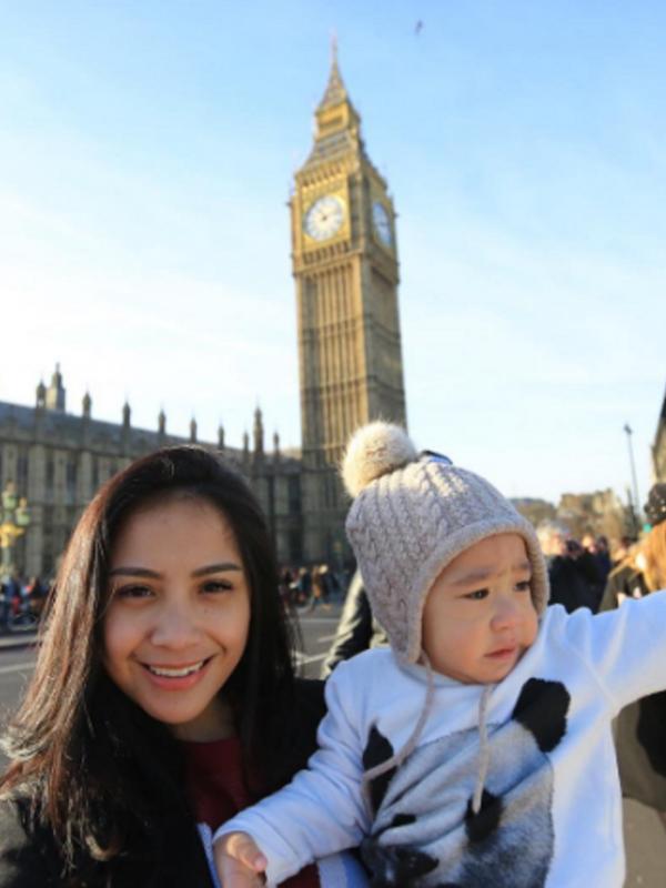 Nagita Slavina dan Rafathar liburan ke London, Inggris. (Instagram/raffinagita1717)