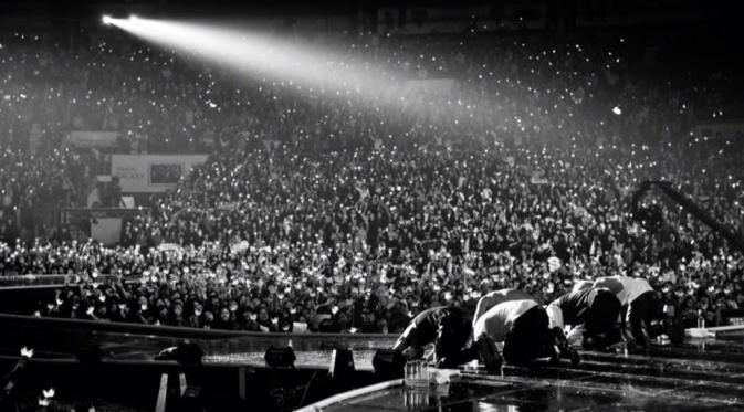 Foto Big Bang yang tengah menunduk sebgaai ucapan terima kasih ke[ada fans di akhir konser (foto: Koreaboo)