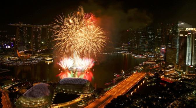 Foto malam tahun baru 2017 di Singapura. (Foto: marketwatch.com)