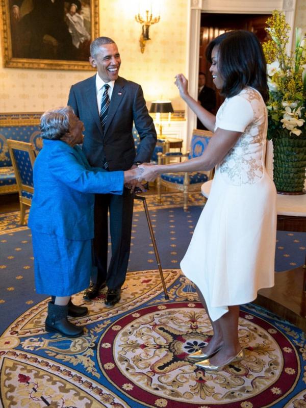 Barack dan Michelle Obama sedang menari bersama wanita berusia 106 tahun, Virginia McLaurin di Blue Room, White House. (Foto: Pete Souza/DailyMail)