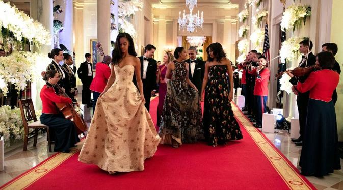 Barack dan Michelle Obama bersama kedua putri cantik mereka, Malia dan Sasha. (Foto: Pete Souza/DailyMail)