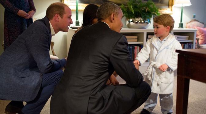 Barack Obama bertemu dengan Pangeran George. (Foto: Pete Souza/DailyMail)