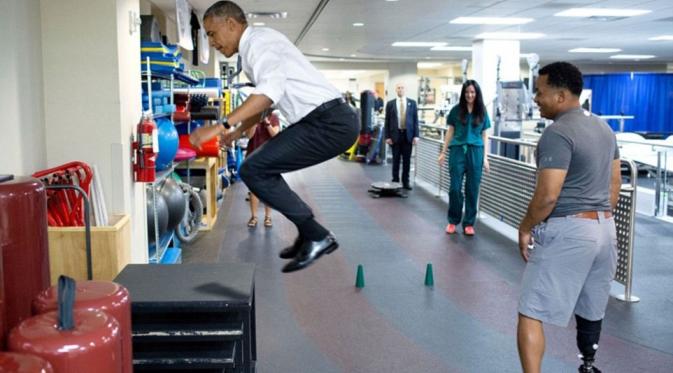 Obama mencoba melompat dengan kemeja dan sepatu pantofelnya. (Foto: Pete Souza/DailyMail)