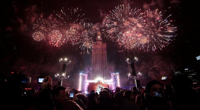 Kembang api menghiasi samping Istana Budaya pada malam pergantian tahun di Warsawa, Polandia, Minggu (1/1). Sebagian besar negara merayakan datangnya tahun baru 2017 dengan pesta kembang api. (Agencja Gazeta/Dawid Zuchowicz/via REUTERS)