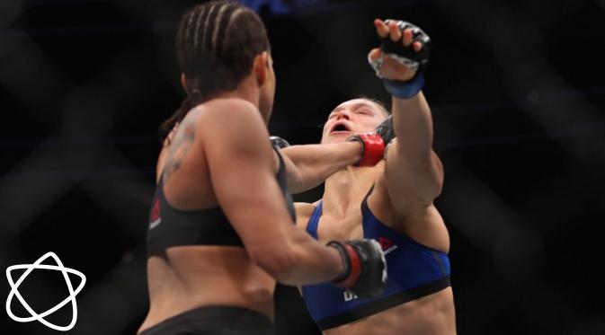 Ronda Rousey kalah melawan Amanda Nunes dalam UFC 207 yang digelar Jumat (30/12/2016). (AFP/Bintang.com)