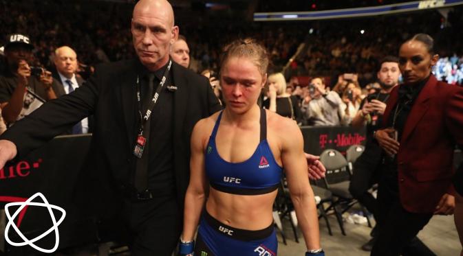 Ronda Rousey kalah melawan Amanda Nunes dalam UFC 207 yang digelar Jumat (30/12/2016). (AFP/Bintang.com)