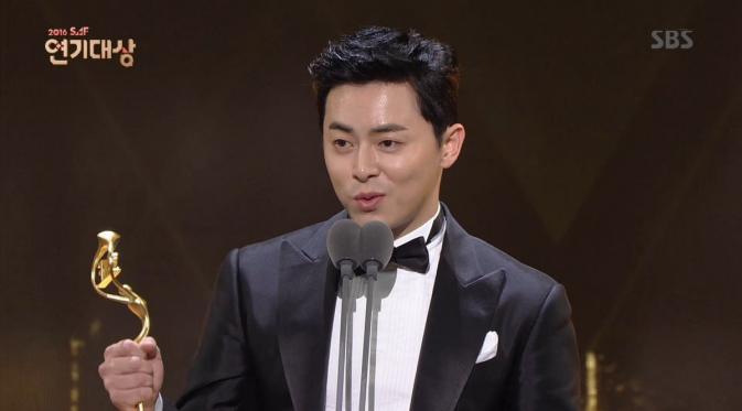 Jo Jun Suk di SBS Drama Awards 2016 (Soompi)