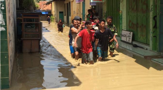Lima desa terdampak banjir akibat hujan yang terus turun sejak Minggu, 1 Januari 2017 malam. (Liputan6.com/Panji Prayitno)