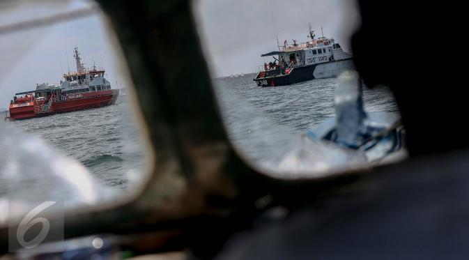 Sebanyak 17 orang masih dinyatakan belum ditemukan setelah terbakarnya kapal wisata KM Zahro Express di perairan Muara Angke, Jakarta, Senin (2/1). (Liputan6.com/Faizal Fanani)