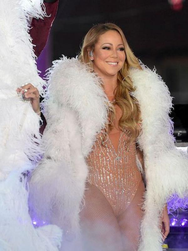 Mariah Carey saat tampil di acara tahun baru 2017 (Anthony Behar/SIPA USA Via AP/Mashable)