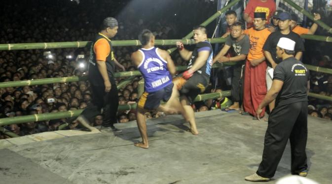 Dua Petarung Berusaha Saling Menjatuhkan di Arena Pencak Dor (Liputan6.com/Balgo Marbun) 