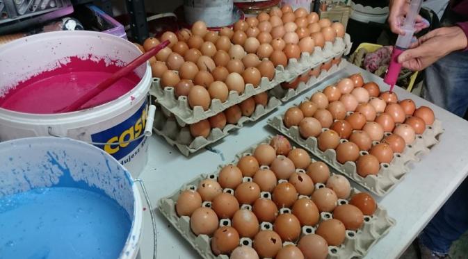 Telur asli dikeluarkan isinya dan isi ulang dengan cat warna-warni. (Via: boredpanda.com)