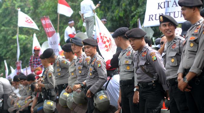 Aparat kepolisian menjaga lokasi sidang lanjutan Basuki Tjahaja Purnama (Ahok) di Gedung Kementerian Pertanian, Jakarta, Selasa (3/1). Sedikitnya 2.500 personel kepolisian mengamankan jalannya sidang keempat tersebut. (Liputan6.com/Helmi Afandi)