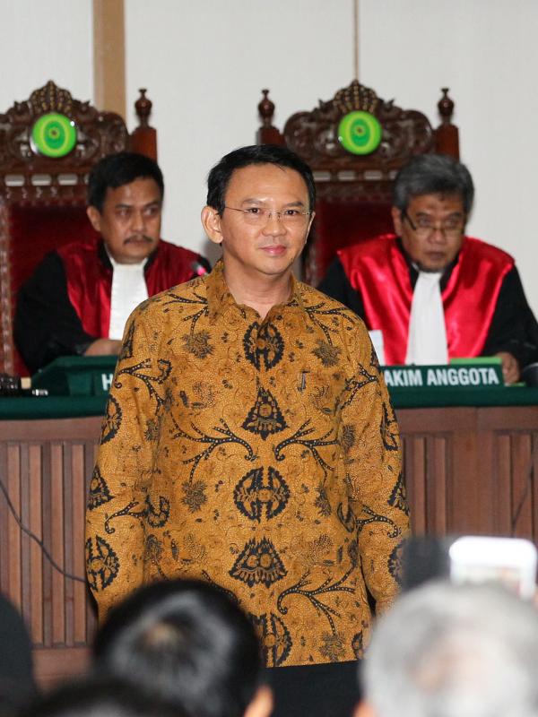 Basuki Tjahaja Purnama (Ahok) bersiap menjalani sidang lanjutan dugaan penistaan agama di Gedung Auditorium Kementerian Pertanian, Jakarta, Selasa (3/1). Sidang keempat kasus Ahok ini digelar secara tertutup. (Liputan6.com/Irwan Rismawan/Pool)