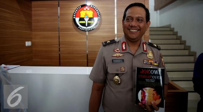 Kabagpenum Polri Brigjen Rikwanto menunjukkan buku Jokowi Undercover di Kadivhumas Polri, Jakarta, Selasa (3/1). Dalam keterangan persnya Bareskrim Polri menangkap Bambang Tri Mulyono, penulis buku Jokowi Undercover. (Liputan6.com/Johan Tallo)