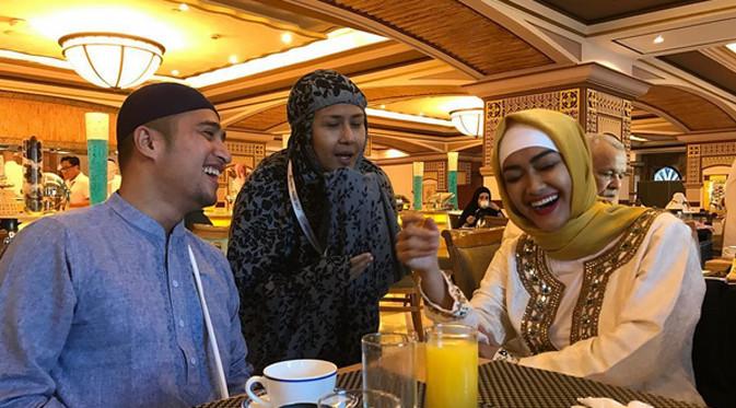 Ria Irawan, Julia Perez dan Irfan Hakim saat umrah. (Instagram/juliaperrezz)