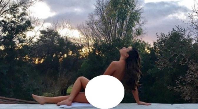 Lea Michele berpose bugil di halaman rumah untuk sambut tahun 2017. (foto: instagram/leamichele)